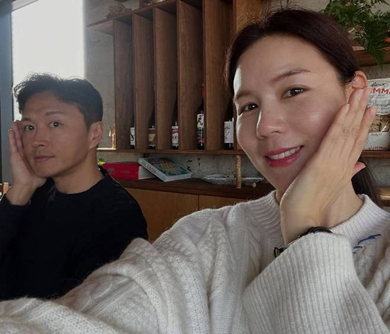 [SCin스타] 박시은♥진태현, 새로운 두 양딸 최초 공개 "공식 절차는…