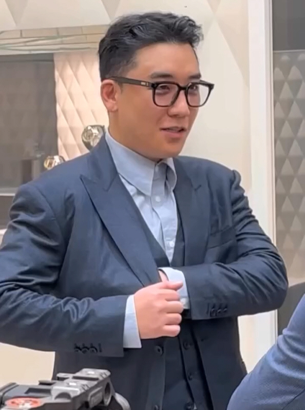 승리, 韓 술집서 포착…출소 후에도 유흥 못 잃어 "강남서 자주 출몰"