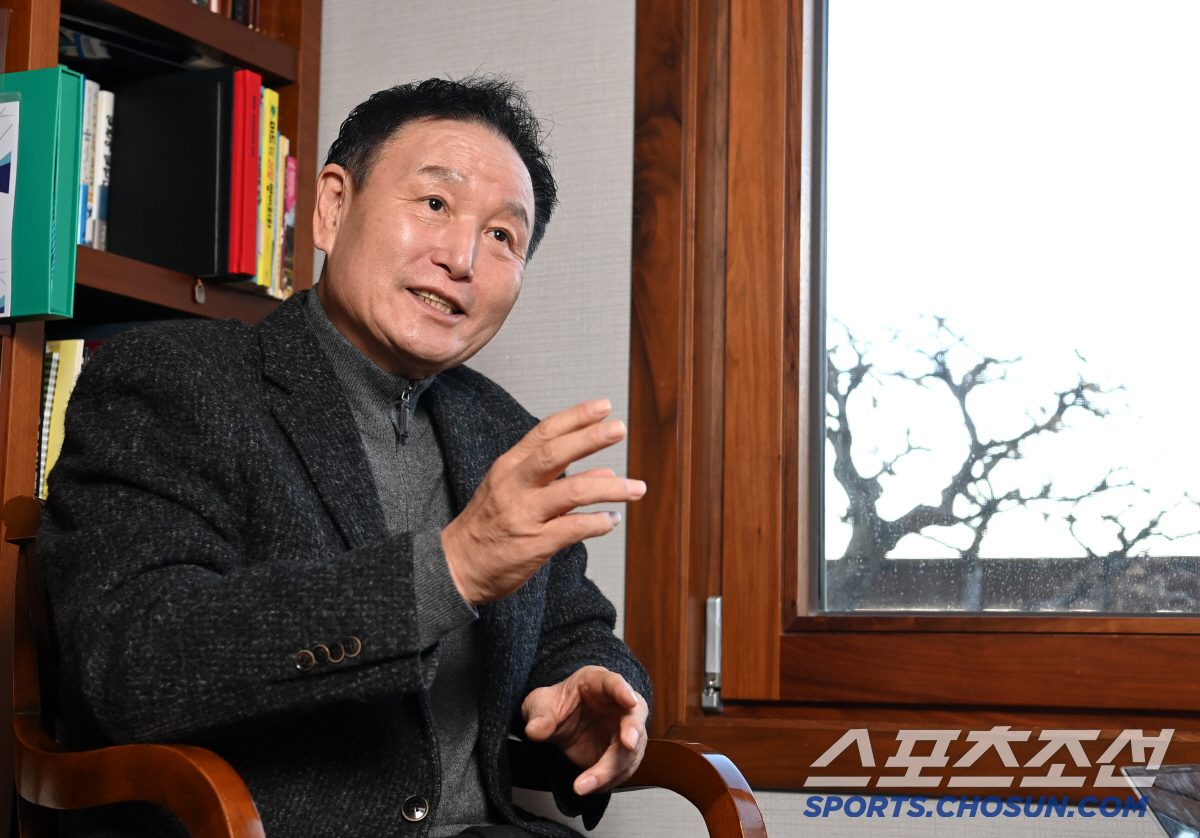 '가처분 인용' 허정무 후보 "法 현명한 결정, 적극 환영"…나이 제한 …