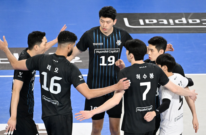 후반기 시작 또 이겼다! 현대캐피탈, 파죽의 10연승 '선두 굳건'…'최하위' OK저축은행 4연패 [천안 리뷰]