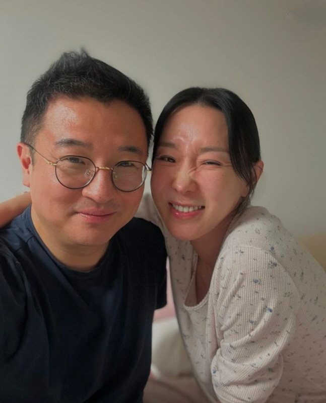 [SCin스타] ‘샵’ 출신 이지혜, 다정한 일상…남편 문재완과 훈훈한 …