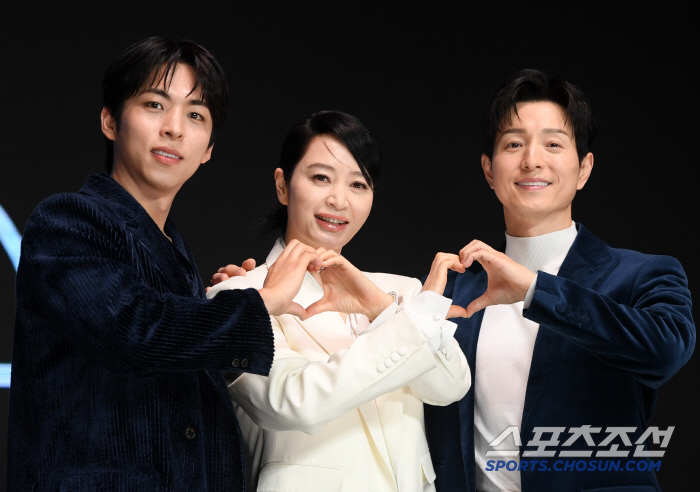 [포토] 주종혁-김혜수-정성일 '하트 릴레이'