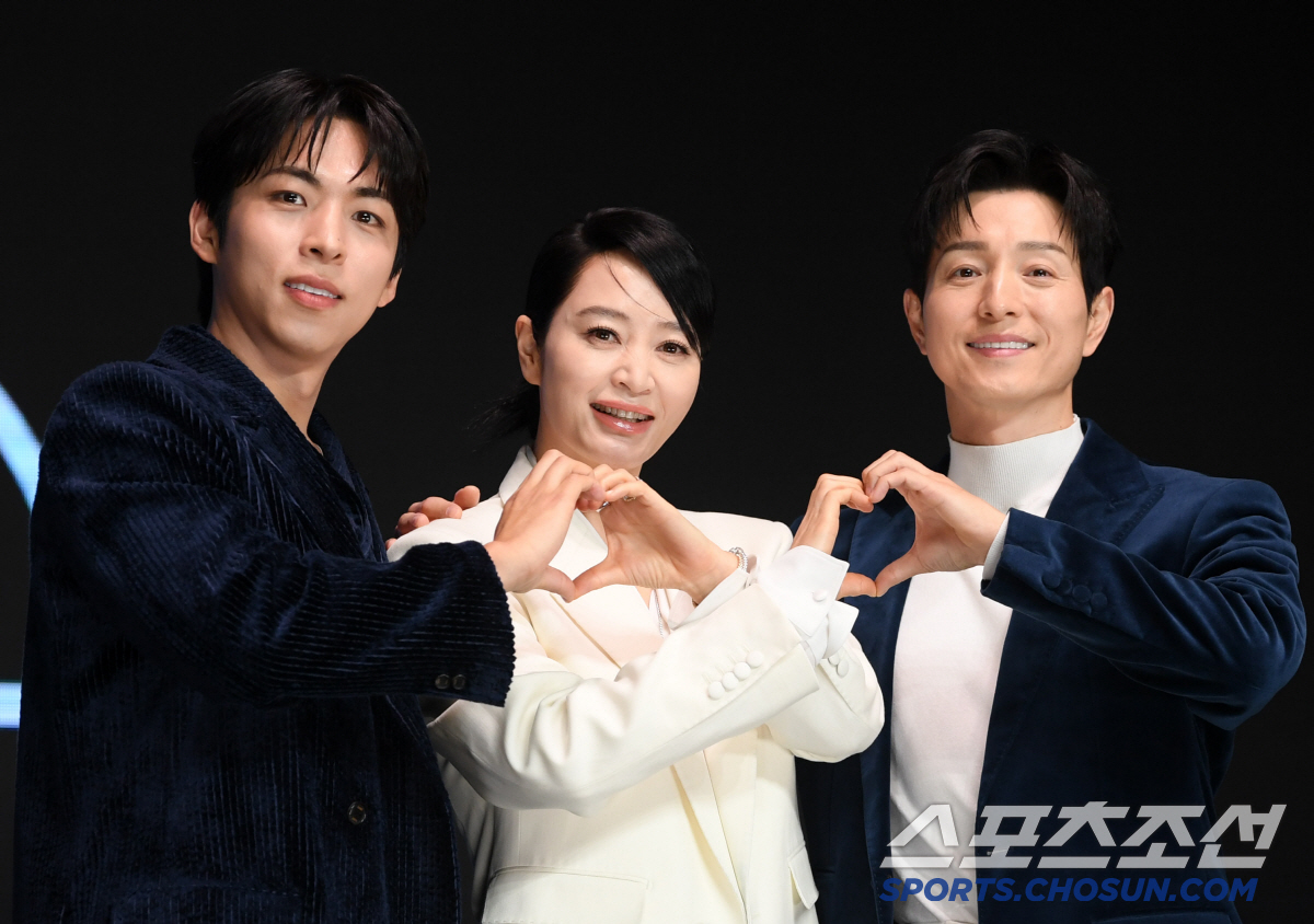 [포토] 주종혁-김혜수-정성일 '하트 릴레이'