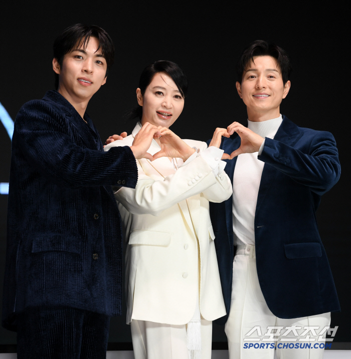 [포토] 주종혁-김혜수-정성일 '하트'