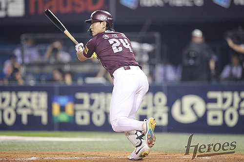 (서울=연합뉴스) 11일 서울 잠실야구장에서 열린 프로야구 2024 신한 SOL 뱅크 KBO리그 키움 히어로즈와 LG 트윈스의 경기에서 키움 송성문이 타격하고 있다. 송성문은 8회초 2사 만루에서 역전을 만드는 3타점 적시 2루타를 치는 등 5타수 3안타 3타점을 기록하며 활약했다. 2024.9.11 [키움 히어로즈 제공. 재판매 및 DB 금지] photo@yna.co.kr