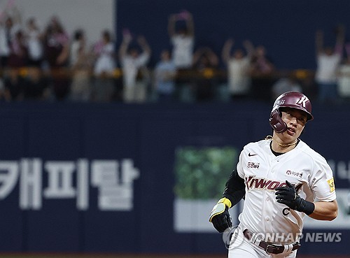 (서울=연합뉴스) 이지은 기자 = 15일 오후 서울 구로구 고척스카이돔에서 열린 프로야구 KIA와 키움의 경기. 3회말 1사 상황에서 키움 송성문이 솔로홈런을 친 뒤 그라운드를 달리고 있다. 2024.8.15 jieunlee@yna.co.kr
