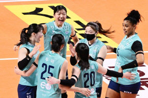 14연패 사슬 끊은 GS칼텍스, 8연승 정관장도 넘을까