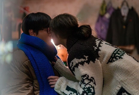 이세영-나인우, 20살 아찔한 첫날밤 포착…무릎에 걸터앉았다('모텔캘리'…