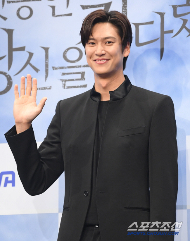 나인우, '군 면제' 논란 속 첫 공식석상 등장…체격도 학력도 완벽한데 왜? 의혹 해명할까 [SC이슈]