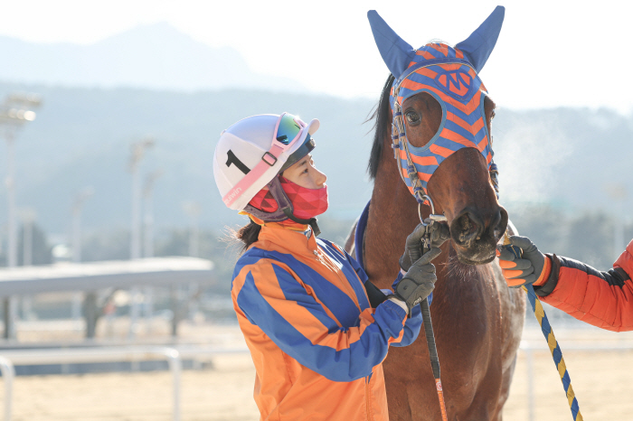 [경마]새해 첫 경마, 누가 웃었고 누가 잘 했나