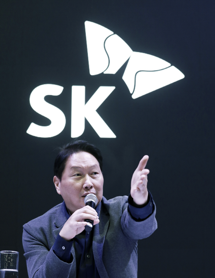 최태원 SK 회장, 젠슨 황 엔비디아 CEO와 사업 논의