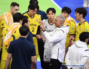 '브라질 출신 명장' 데뷔전 승리로 장식했다! KB손해보험, 상승세 이어진다 '5연승'…'부상 악재' 한국전력 2연패 [수원 리뷰]
