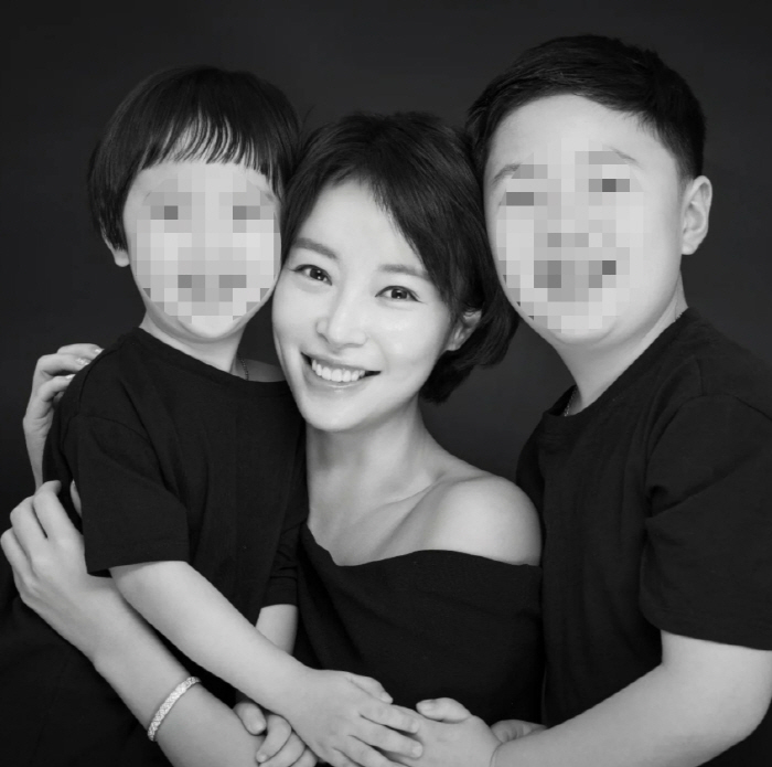 '이혼 소송' 황정음, 새 가족사진 공개 "사랑해 왕시기 강시기"