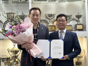 대한배구협회장 '3선 성공' 오한남 회장 당선증 받아