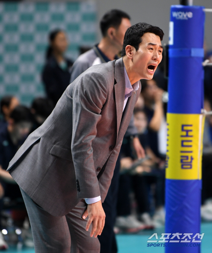 '목 터져라 호통' 결국 다리 힘까지 풀린 고희진 감독...5세트까지 함…