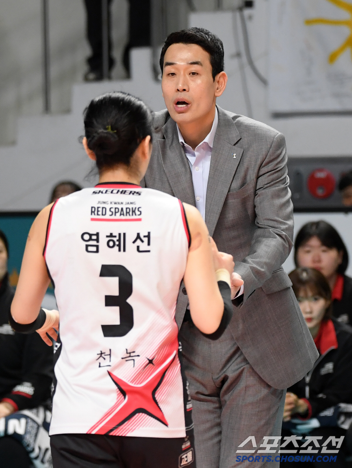 '목 터져라 호통' 결국 다리 힘까지 풀린 고희진 감독...5세트까지 함…