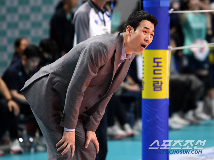 '목 터져라 호통' 결국 다리 힘까지 풀린 고희진 감독...5세트까지 함…