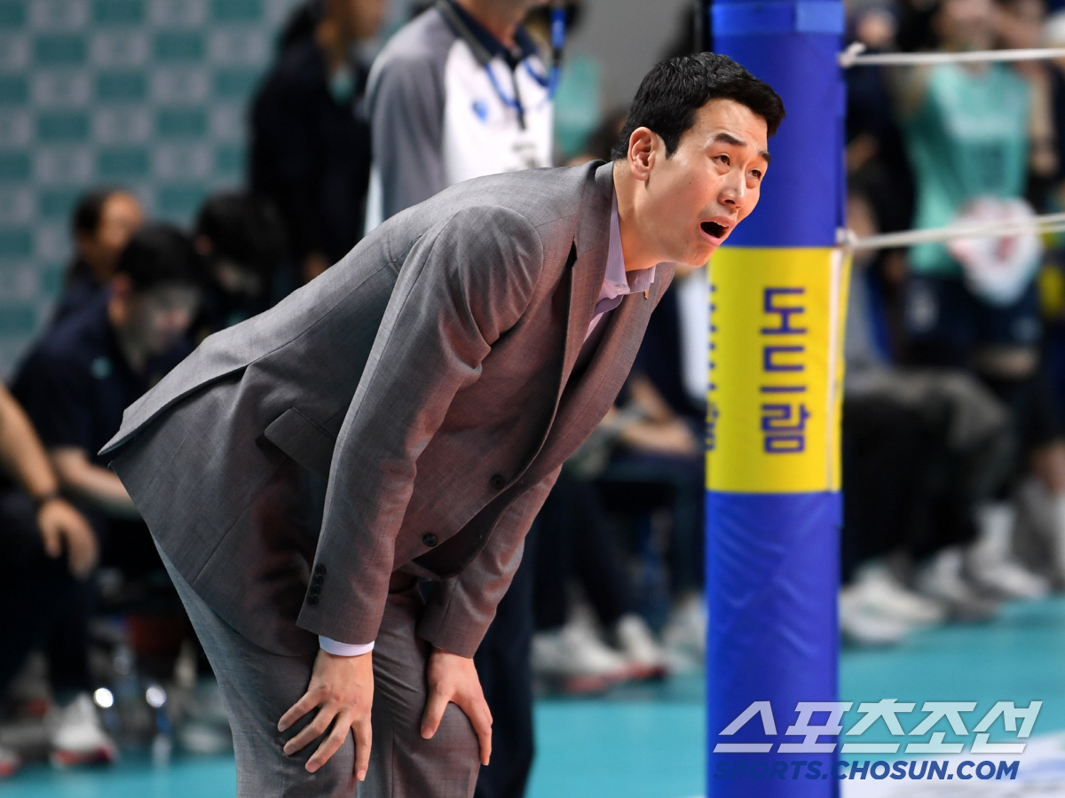 '목 터져라 호통' 결국 다리 힘까지 풀린 고희진 감독...5세트까지 함…
