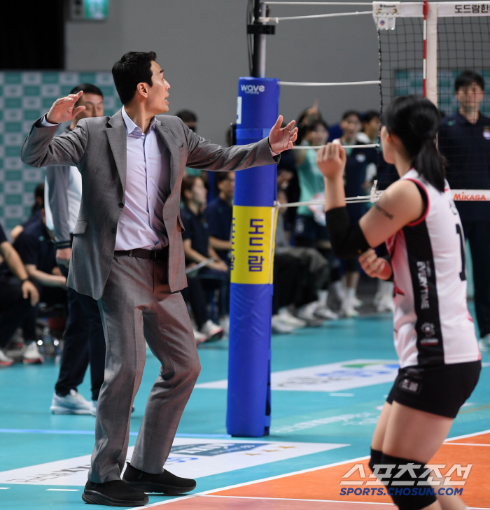 '목 터져라 호통' 결국 다리 힘까지 풀린 고희진 감독...5세트까지 함…