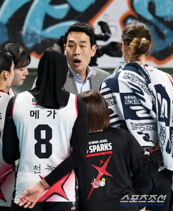 '목 터져라 호통' 결국 다리 힘까지 풀린 고희진 감독...5세트까지 함…