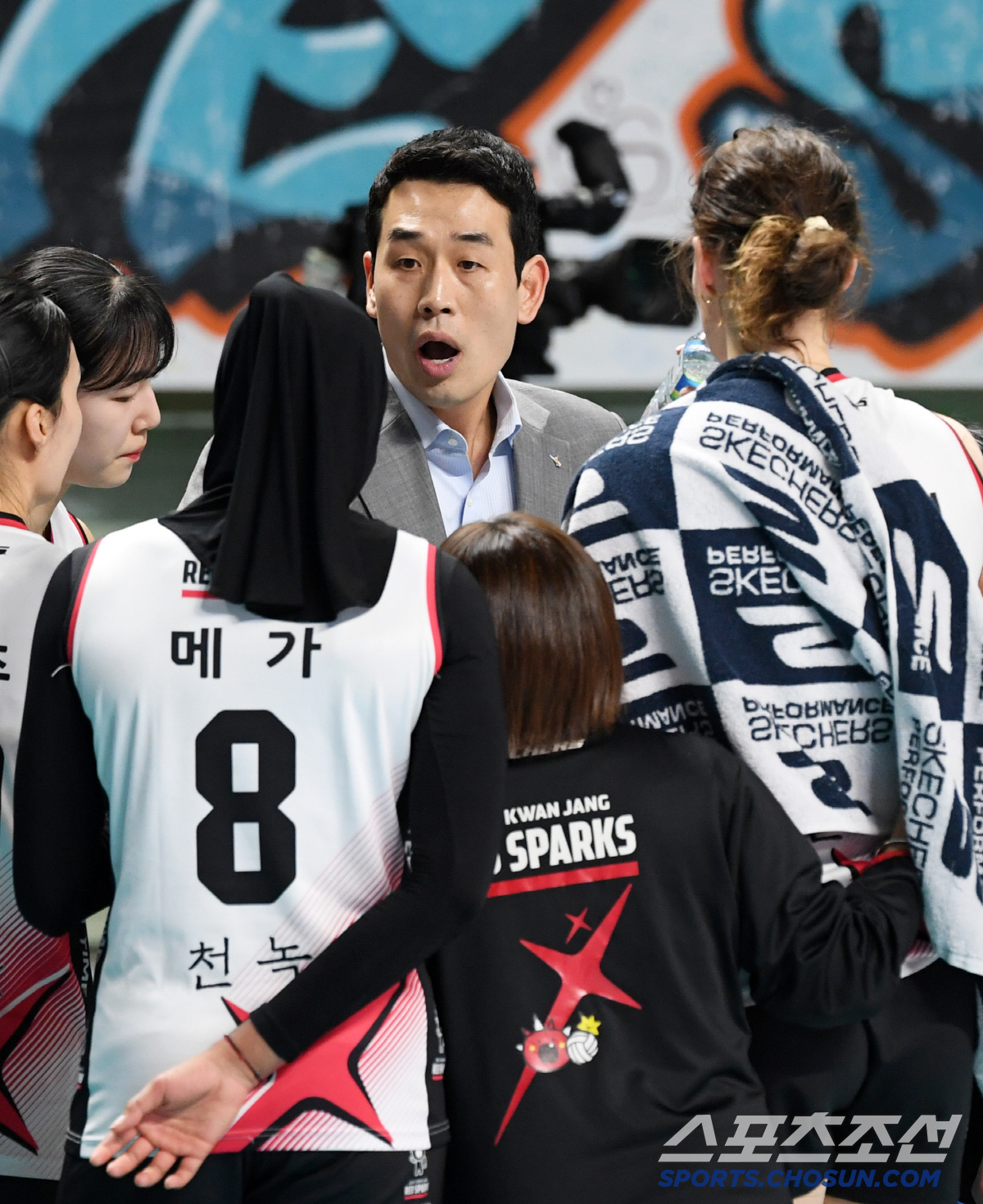 '목 터져라 호통' 결국 다리 힘까지 풀린 고희진 감독...5세트까지 함…