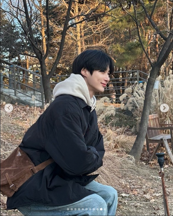 변우석, 산책 하러 가서 '화보를 찍었네'