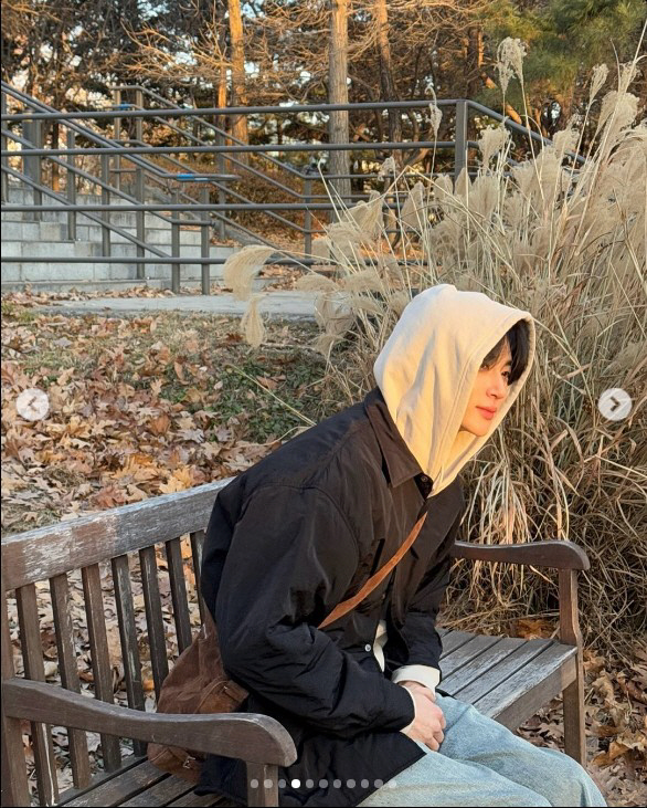 변우석, 산책 하러 가서 '화보를 찍었네'