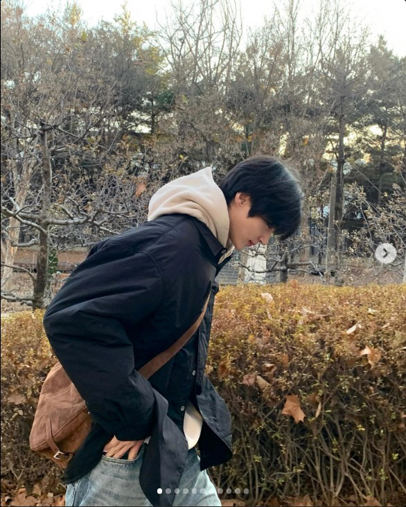 변우석, 산책 하러 가서 '화보를 찍었네'