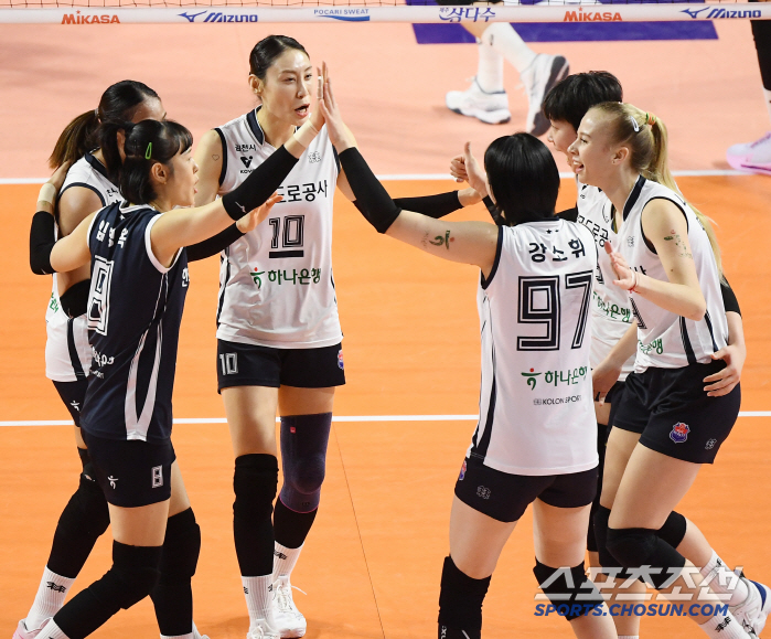 [인천 현장리뷰] 니콜로바·강소휘 맹활약! 도로공사, 흥국생명 3-2 격…