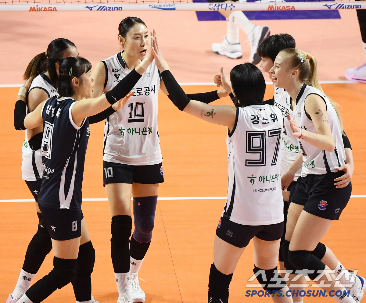 [인천 현장리뷰] 니콜로바·강소휘 맹활약! 도로공사, 흥국생명 3-2 격…