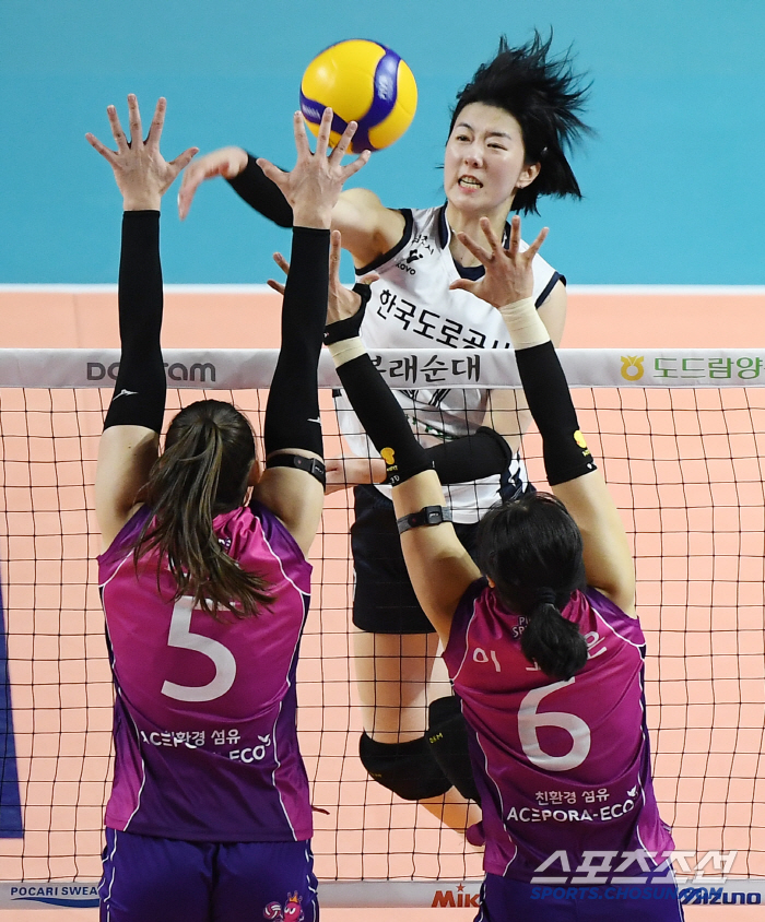 [인천 현장리뷰] 니콜로바·강소휘 맹활약! 도로공사, 흥국생명 3-2 격…