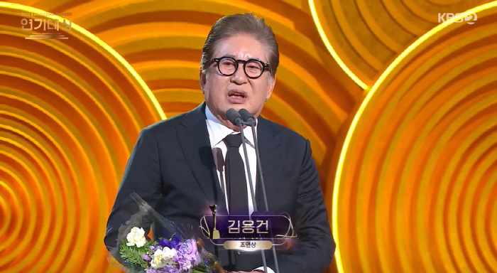 '78세' 김용건, 男 조연상 수상..."이순재 선배님 건강 기원" [K…