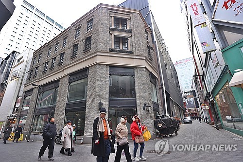 (서울=연합뉴스) 진연수 기자 = 8일 국회 기획재정위원회 소속 국민의힘 박성훈 의원이 한국은행에서 제출받은 자료에 따르면, 고소득(상위 30%) 자영업자의 지난해 3분기 말 대출 연체율은 1.35%로 집계됐다. 이는 지난 2015년 1분기(1.71%) 이후 9년 6개월 만에 가장 높은 수준이다. 사진은 이날 서울 시내 빈 상가. 2025.1.8 jin90@yna.co.kr