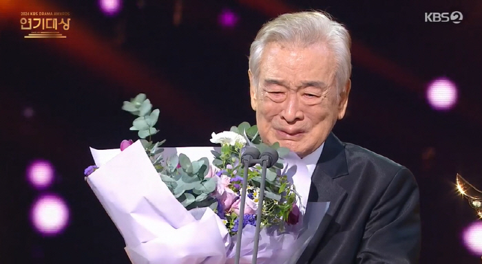 '90세' 이순재, 역대 최고령 대상...눈물의 수상 소감 "오래 살다 …