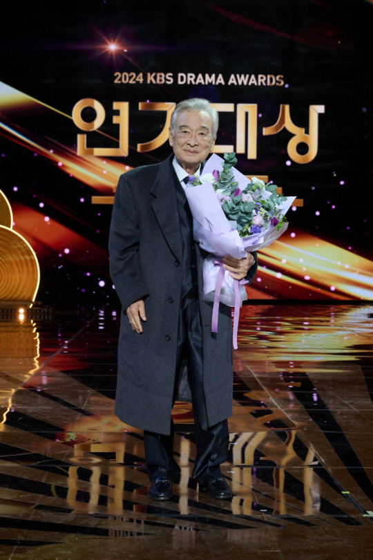 "60세 되면 공로상? 연기로 평가해야" 이순재, '90세' 최고령 대상…