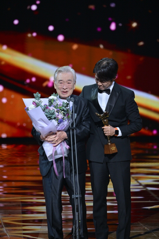 "60세 되면 공로상? 연기로 평가해야" 이순재, '90세' 최고령 대상…