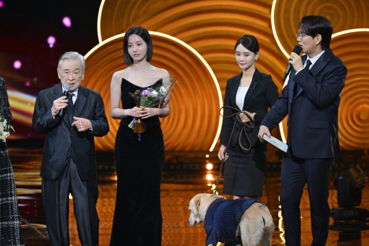 "60세 되면 공로상? 연기로 평가해야" 이순재, '90세' 최고령 대상…