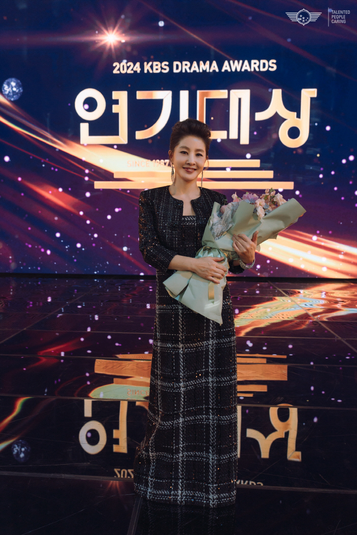 박지영, 'KBS연기대상' 최우수상…"2024년 12월, 마음이 조금 아…