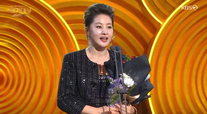 박지영, 'KBS연기대상' 최우수상…"2024년 12월, 마음이 조금 아…