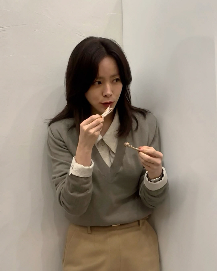 [SCin스타] 천하의 한지민도 소품 훔쳐먹기..치킨 먹방에 이준혁 "지…