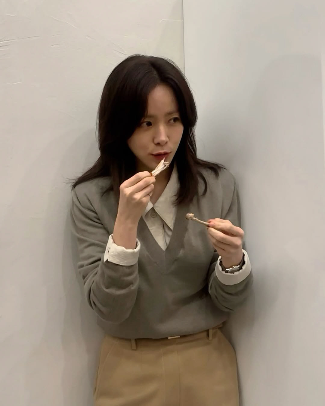[SCin스타] 천하의 한지민도 소품 훔쳐먹기..치킨 먹방에 이준혁 "지…