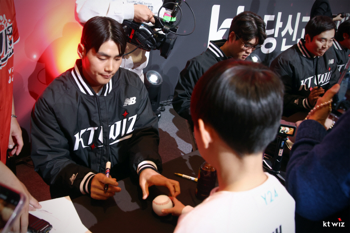 MVP 외인까지 끌어다 썼다...'보상 선수' 장진혁이 KT '1번 난제…