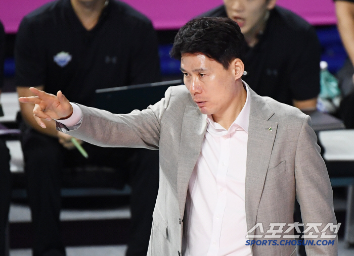강성형 감독 "1위, 기회 왔을 때 잡고 싶지만..." vs 장소연 감독…