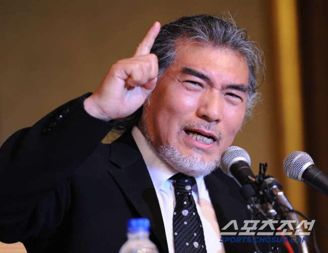[종합] "왼쪽, 니는 잘했나"…나훈아, 은퇴공연 발언 파장 일파만파→후…