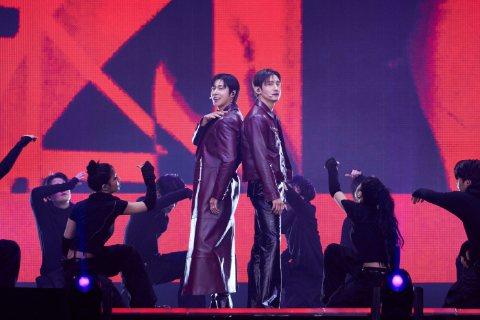 동방신기, SM타운 30주년 공연 포문 열었다…'라이징선'으로 힘찬 오프…