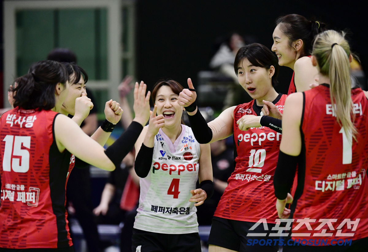 '진짜 이기는 맛 알아버린거야?' 꼴찌의 반란...페퍼, 현대건설 또 잡…