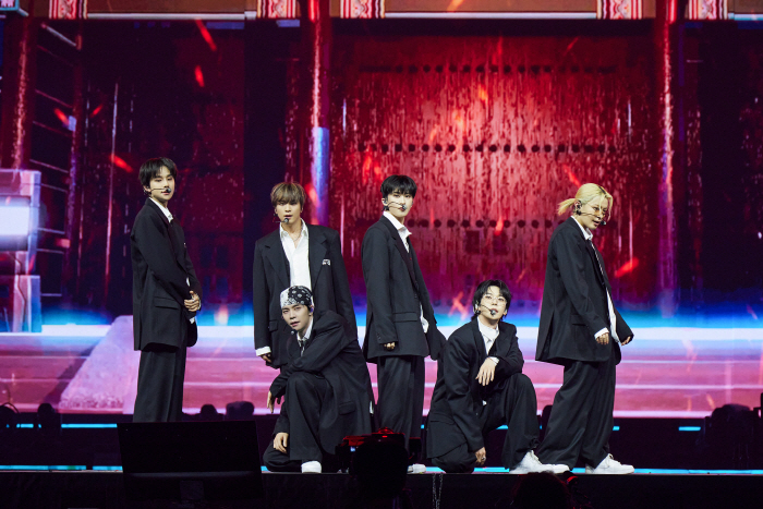 "따라 불러"…'위시→127' NCT 가문, 고척돔 네온빛으로 물들였다