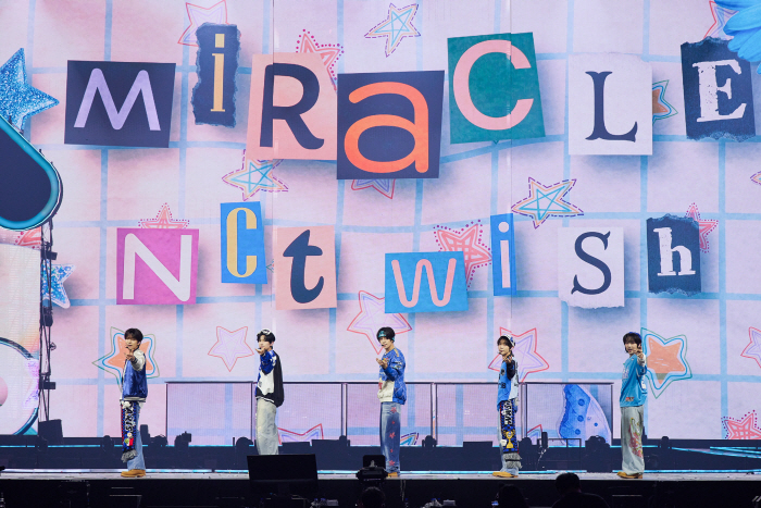 "따라 불러"…'위시→127' NCT 가문, 고척돔 네온빛으로 물들였다