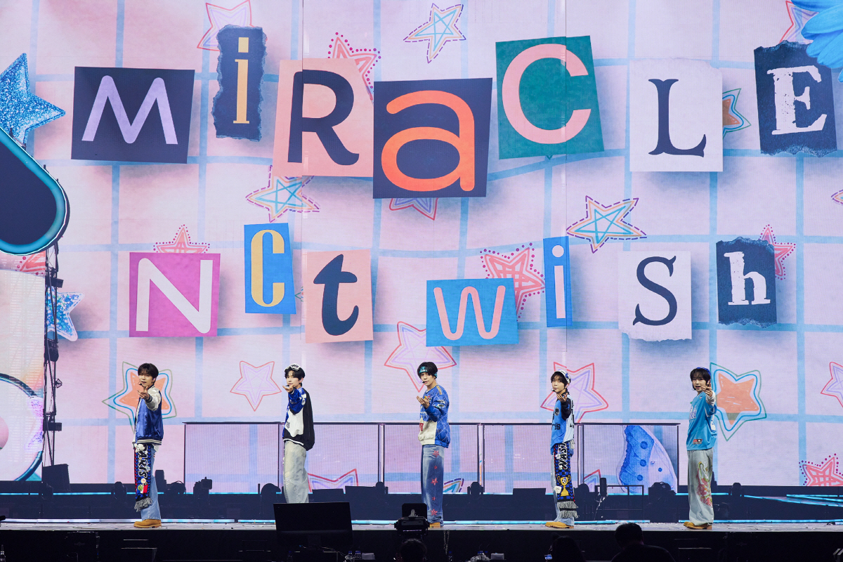 "따라 불러"…'위시→127' NCT 가문, 고척돔 네온빛으로 물들였다