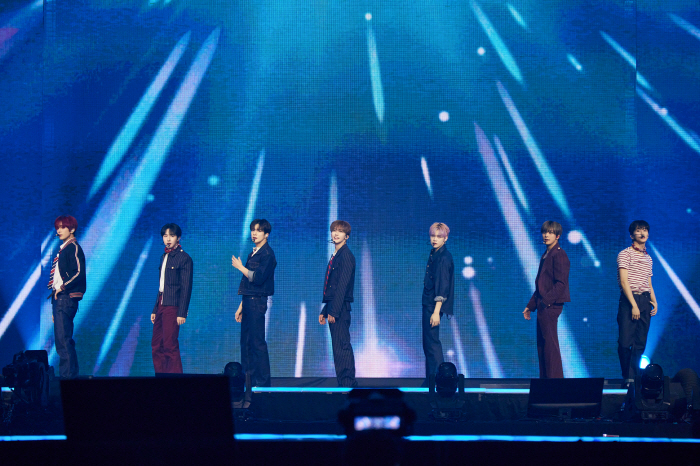 "따라 불러"…'위시→127' NCT 가문, 고척돔 네온빛으로 물들였다